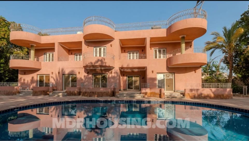Villa + 8 integrated apartments